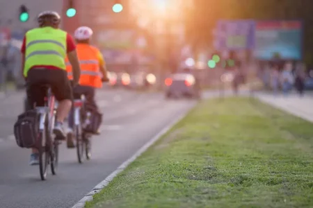 Ciclista deve pedalar a favor do trânsito