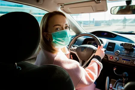 Usar ou não usar máscara dentro do carro?