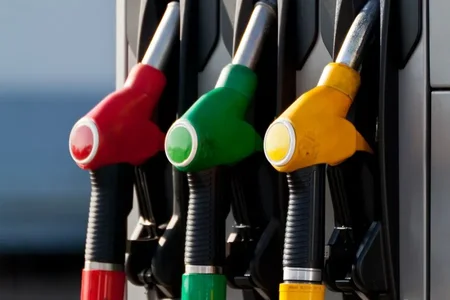 Qual a diferença entre gasolina comum, aditivada e premium?